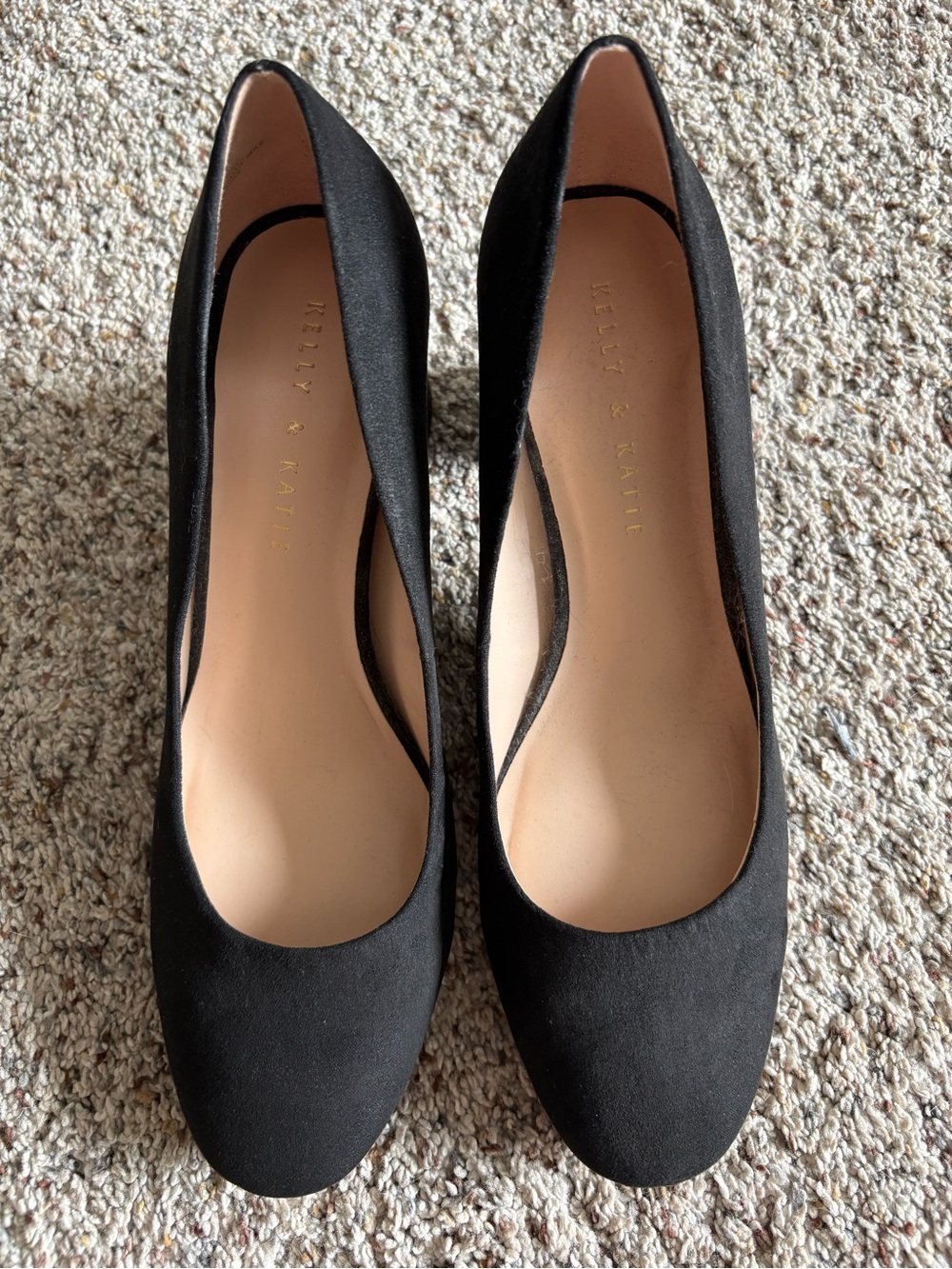 Kelly & Katie Women's Black Classic Round-Toe Pumps